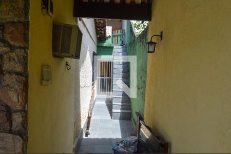 Casa de condomínio para alugar com 230m², 6 quartos e 2 vagas Casa de condomínio para alugar com 230m², 6 quartos e 2 vagasCorredor Lateral a a