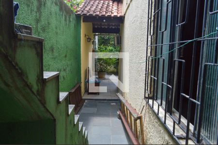 Casa de condomínio para alugar com 230m², 6 quartos e 2 vagas Casa de condomínio para alugar com 230m², 6 quartos e 2 vagasCorredor Lateral