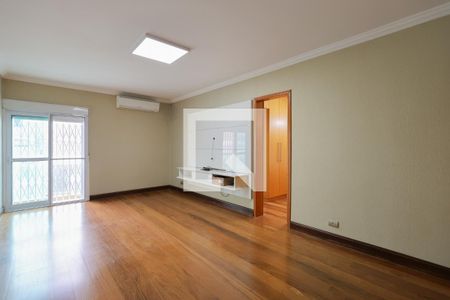 Casa à venda com 212m², 3 quartos e 3 vagasSuíte