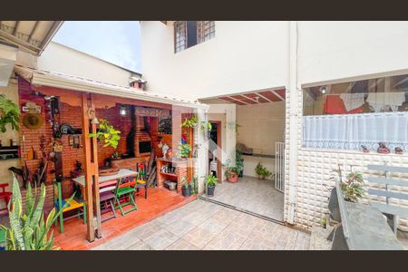 Casa à venda com 165m², 5 quartos e 3 vagas Casa à venda com 165m², 5 quartos e 3 vagasÁrea externa