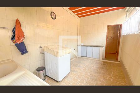 Casa à venda com 165m², 5 quartos e 3 vagas Casa à venda com 165m², 5 quartos e 3 vagasÁrea externa