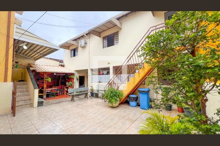 Casa à venda com 165m², 5 quartos e 3 vagas Casa à venda com 165m², 5 quartos e 3 vagasÁrea externa