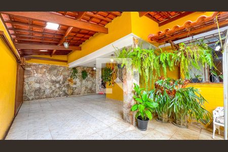 Casa à venda com 165m², 5 quartos e 3 vagas Casa à venda com 165m², 5 quartos e 3 vagasÁrea externa