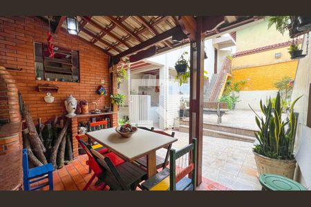 Casa à venda com 165m², 5 quartos e 3 vagas Casa à venda com 165m², 5 quartos e 3 vagasÁrea externa