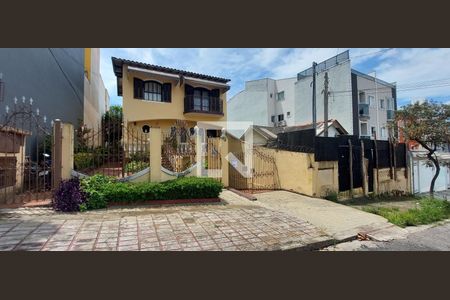 Casa para alugar com 400m², 4 quartos e 4 vagas Casa para alugar com 400m², 4 quartos e 4 vagasFachada