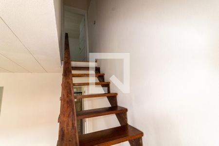 Casa de condomínio à venda com 50m², 2 quartos e 1 vagaEscada