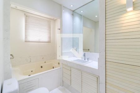 Apartamento à venda com 234m², 3 quartos e 4 vagasBanheiro 1 da Suíte 1