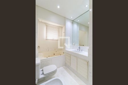 Apartamento à venda com 234m², 3 quartos e 4 vagasBanheiro 1 da Suíte 1