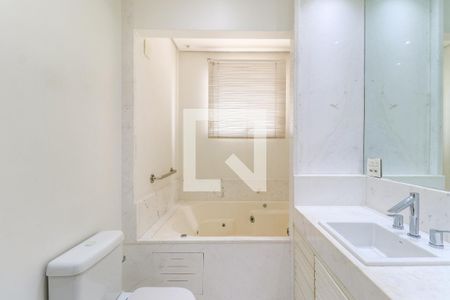 Apartamento à venda com 234m², 3 quartos e 4 vagasBanheiro 1 da Suíte 1
