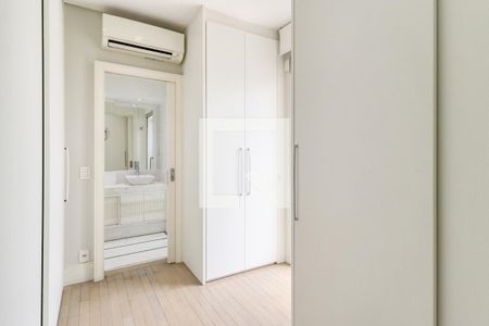 Apartamento à venda com 234m², 3 quartos e 4 vagasCloset 2 da Suíte 1