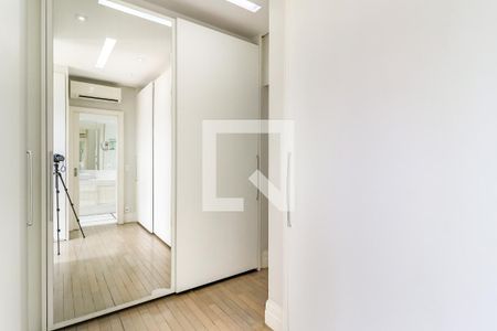 Apartamento à venda com 234m², 3 quartos e 4 vagasCloset 2 da Suíte 1