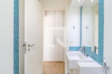 Apartamento à venda com 234m², 3 quartos e 4 vagasBanheiro da Suíte 2