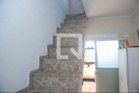Casa para alugar com 80m², 2 quartos e 1 vaga Casa para alugar com 80m², 2 quartos e 1 vagaEscadas