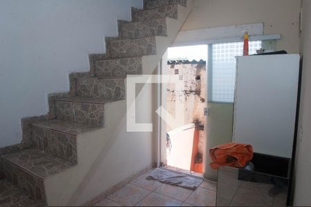 Casa para alugar com 80m², 2 quartos e 1 vaga Casa para alugar com 80m², 2 quartos e 1 vagaEscadas