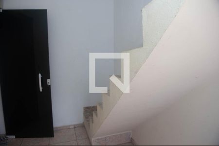 Escadas  de casa para alugar com 2 quartos, 80m² em Vila Ursulina, Itaquaquecetuba