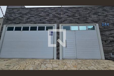 Casa à venda com 330m², 3 quartos e 3 vagas Casa à venda com 330m², 3 quartos e 3 vagasFachada