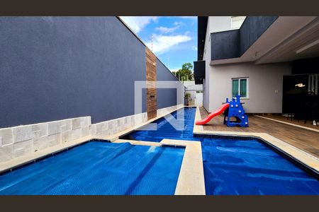 Casa à venda com 330m², 3 quartos e 3 vagas Casa à venda com 330m², 3 quartos e 3 vagasPiscina