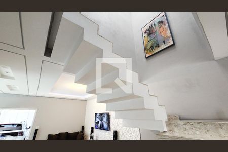 Casa à venda com 330m², 3 quartos e 3 vagas Casa à venda com 330m², 3 quartos e 3 vagasEscada