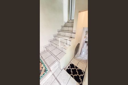 Casa à venda com 150m², 3 quartos e 2 vagasEscada