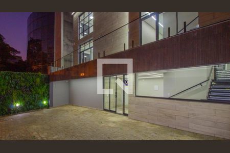 Casa à venda com 369m², 14 quartos e 5 vagasFachada Noturna