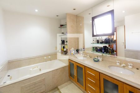 Apartamento para alugar com 421m², 2 quartos e 4 vagas Apartamento para alugar com 421m², 2 quartos e 4 vagasBanheiro da Suíte 1