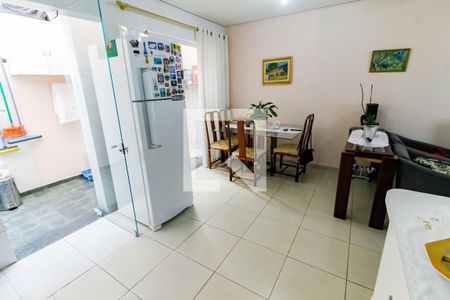 Casa para alugar com 83m², 2 quartos e 2 vagas Casa para alugar com 83m², 2 quartos e 2 vagasCozinha - Armários