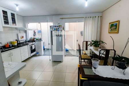 Casa para alugar com 83m², 2 quartos e 2 vagas Casa para alugar com 83m², 2 quartos e 2 vagasCozinha - Armários