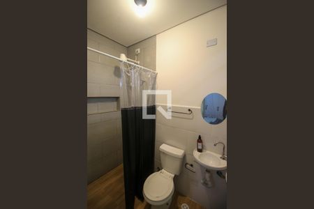 Banheiro de kitnet/studio para alugar com 1 quarto, 22m² em Guaianazes, São Paulo