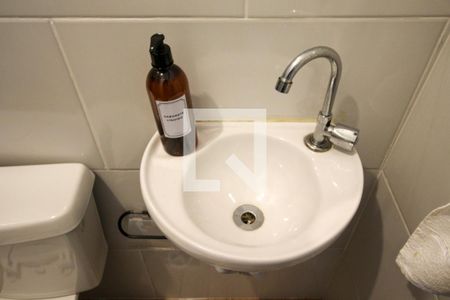 Banheiro de kitnet/studio para alugar com 1 quarto, 22m² em Guaianazes, São Paulo
