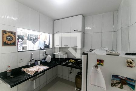 Cozinha de casa de condomínio para alugar com 2 quartos, 80m² em Itapuã, Salvador