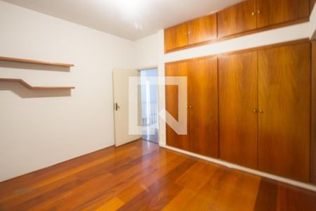 Casa à venda com 300m², 4 quartos e 4 vagas Casa à venda com 300m², 4 quartos e 4 vagasQuarto 1