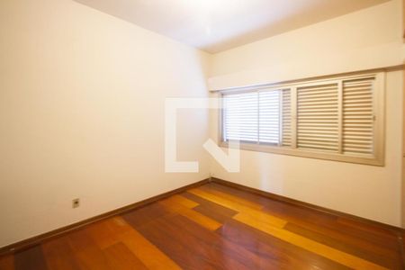 Casa à venda com 300m², 4 quartos e 4 vagas Casa à venda com 300m², 4 quartos e 4 vagasQuarto 2