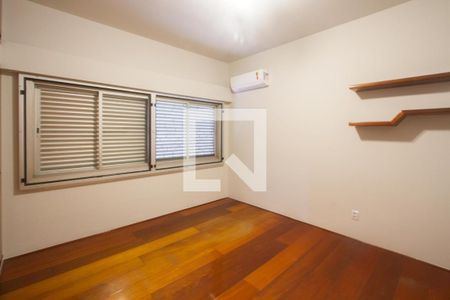 Casa à venda com 300m², 4 quartos e 4 vagas Casa à venda com 300m², 4 quartos e 4 vagasQuarto 1