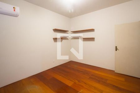 Casa à venda com 300m², 4 quartos e 4 vagas Casa à venda com 300m², 4 quartos e 4 vagasQuarto 1