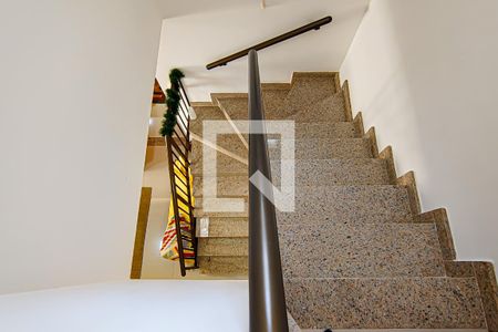 Casa à venda com 170m², 4 quartos e 1 vaga Casa à venda com 170m², 4 quartos e 1 vagaescada