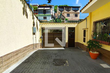 Casa à venda com 170m², 4 quartos e 1 vaga Casa à venda com 170m², 4 quartos e 1 vagaFachada