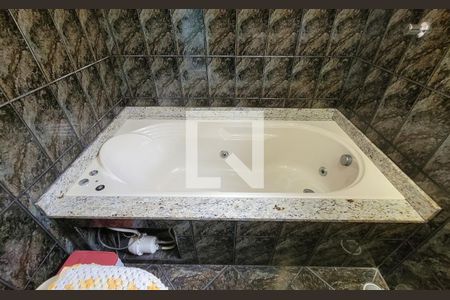 Casa à venda com 200m², 2 quartos e 2 vagasBanheiro da suíte