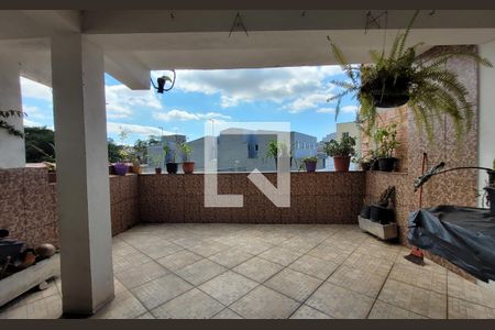 Casa à venda com 200m², 2 quartos e 2 vagasArea de serviço