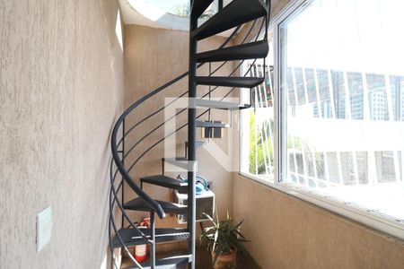 Casa à venda com 240m², 5 quartos e 2 vagasEscada acesso terraço