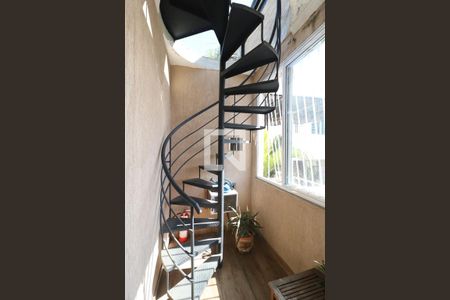 Casa à venda com 240m², 5 quartos e 2 vagasEscada acesso terraço