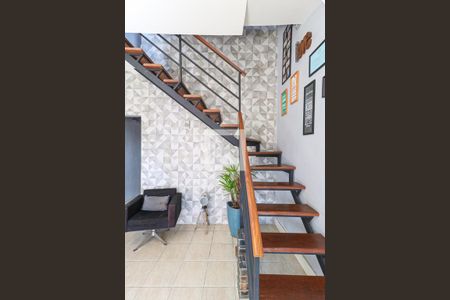 Casa à venda com 240m², 5 quartos e 2 vagasEscada acesso 2 andar