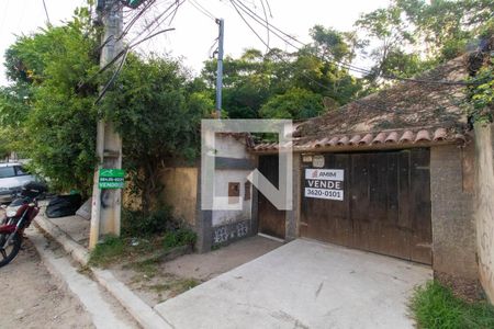 Casa à venda com 500m², 3 quartos e 2 vagas Casa à venda com 500m², 3 quartos e 2 vagasFachada