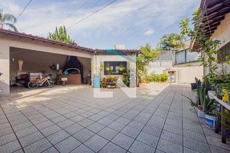 Casa para alugar com 450m², 3 quartos e 6 vagasQuintal