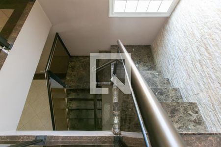 Casa à venda com 250m², 2 quartos e 2 vagas Casa à venda com 250m², 2 quartos e 2 vagasEscada