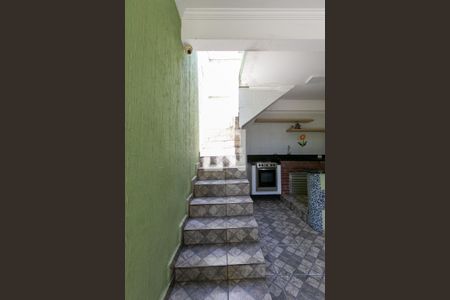 Casa à venda com 250m², 2 quartos e 2 vagas Casa à venda com 250m², 2 quartos e 2 vagasEscada