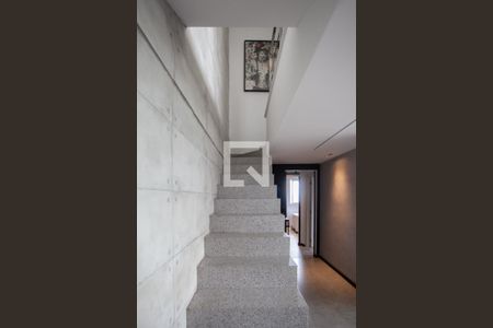 Apartamento para alugar com 142m², 2 quartos e 3 vagas Apartamento para alugar com 142m², 2 quartos e 3 vagasEscada