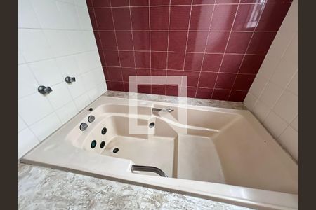 Casa à venda com 610m², 5 quartos e 4 vagasBanheiro Suite