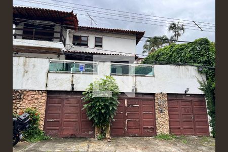 Casa à venda com 610m², 5 quartos e 4 vagasFachada