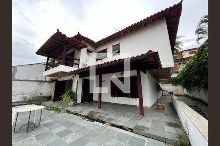 Casa à venda com 610m², 5 quartos e 4 vagasFachada