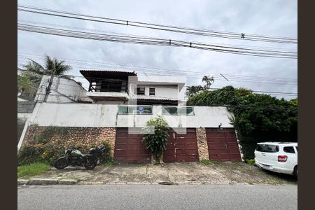 Casa à venda com 610m², 5 quartos e 4 vagasFachada